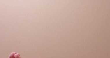 Beyaz kadının elleri, arka planda kan damlalarını fotokopi aletiyle tutuyor. Yavaş çekimde. Kan bağışı, ilaç ve sağlık hizmetleri.