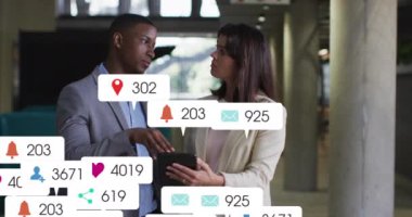 Çeşitli iş adamları üzerinde sosyal medya simgeleri ve numaraların animasyonu. Dijital olarak oluşturulmuş küresel sosyal medya ağı, iş, hesaplama ve veri işleme kavramı.