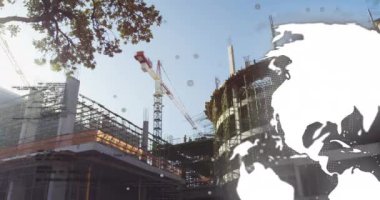 İnşaat alanındaki bağlantılarla dönen dünyanın animasyonu. Küresel iş, finans, hesaplama ve veri işleme kavramı dijital olarak oluşturulmuş video.