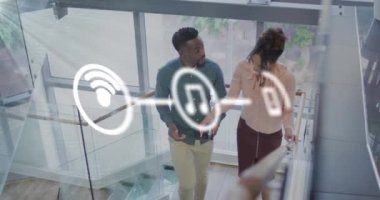 Çeşitli iş arkadaşlarının merdivenleri tırmanırken konuştuğu çizgilerle bağlantılı simgelerin canlandırılması. Dijital bileşik, çoklu pozlama, iletişim, ofis, planlama ve teknoloji kavramı.