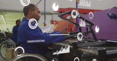 Garajda ekipman üreten çeşitli iş arkadaşlarının bar ve grafiklerini yükleme animasyonu. Dijital bileşik, çoklu maruz kalma, rapor, büyüme, ekip, oto tamir ve imalat.