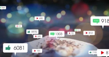 Sosyal medya simgelerinin renkli ışık noktalarıyla bir kahve fincanının yakın çekimine karşı animasyonu. Sosyal medya ağı ve iş teknolojisi kavramı