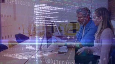 Ofisteki çeşitli iş adamları üzerinde ikili kodlama ve finansal veri işleme animasyonu. Küresel iş, finans, hesaplama ve veri işleme kavramı dijital olarak oluşturulmuş video.