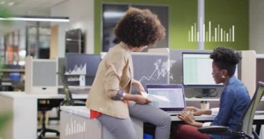 Ofis ortamında çalışan iş adamları hakkında. Küresel iş bağlantıları veri işleme ve teknoloji konsepti dijital olarak oluşturulmuş video.