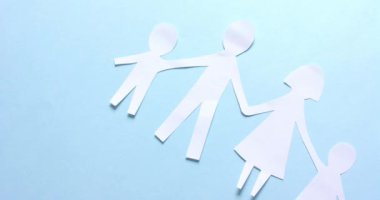 Mavi arka planda beyaz kağıttan yapılmış kedi ve kopya alanı olan aile yakınları. Topluluk, küresel, insanlar ve sanat.