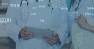 Ticaret panolarının, grafiklerin, numaraların, çeşitli doktorların tablet üzerinde hasta raporlarını tartışmalarının animasyonu. Dijital bileşik, çoklu pozlama, borsa, rapor, takım çalışması, tıbbi ve teknoloji.