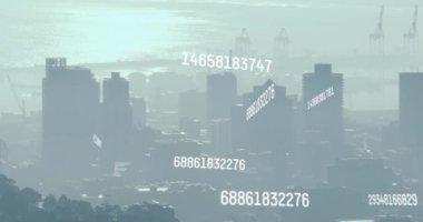 Şehir manzarasının havadan görüntüsüne karşı değişen numaraların ve veri işlemenin animasyonu. Bilgisayar arayüzü ve iş teknolojisi kavramı