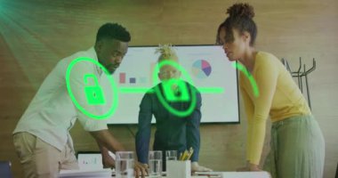 Ofiste raporları tartışan farklı iş arkadaşlarının çizgileriyle bağlantılı simgelerin canlandırılması. Dijital bileşik, çoklu pozlama, iletişim, fikirler, planlama, takım çalışması ve teknoloji kavramı.