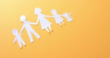 Sarı arka planda, kopya alanı olan beyaz kağıttan yapılmış kedisi olan aile yakınları. Topluluk, küresel, insanlar ve sanat.