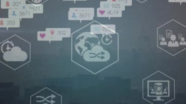 Şehir manzarasının havadan görüntüsüne karşı dönen sosyal medya simgeleri ve dijital simgelerin animasyonu. Sosyal medya ağı ve iş arayüzü teknolojisi kavramı