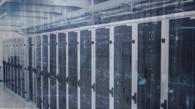 Bilgisayar sunucuları üzerinden veri işleme animasyonu. Küresel bulut hesaplama ve veri işleme kavramı dijital olarak oluşturulmuş video.