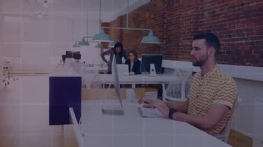 Kafkas işadamının ofisindeki finansal veri işleme animasyonu. Küresel iş, finans, hesaplama ve veri işleme kavramı dijital olarak oluşturulmuş video.