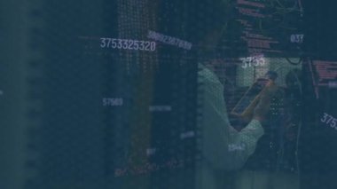 Sunucu odasında çalışan beyaz erkek mühendisin numaraları ve veri işleme animasyonu. Bilgisayar arayüzü ve iş veri depolama teknolojisi kavramı