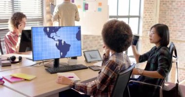 Ofisteki çeşitli iş kadınları ekranda iletişim ağı olan bilgisayar kullanıyorlar. İş, ofis, iletişim ve dijital arayüz teknolojisi.