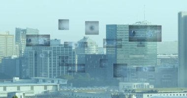 Şehir manzarası üzerinde veri işleme ve tarama animasyonları. Küresel iş, bulut hesaplama, dijital arayüz ve veri işleme kavramı dijital olarak oluşturuldu.