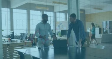 İstatistiksel veri işleme animasyonu ofiste tartışan iki farklı adama karşı. İş veri teknolojisi kavramı