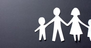 Gri arkaplan ve kopya alanı olan beyaz kağıttan yapılmış kedisi olan aile yakınları. Topluluk, küresel, insanlar ve sanat.