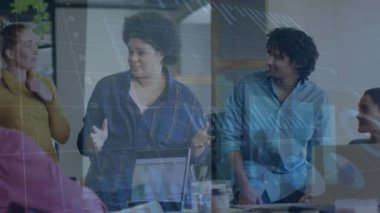 Muhtelif meslektaşların ofiste tartıştıkları istatistiksel veri işleme animasyonu. İş veri teknolojisi kavramı