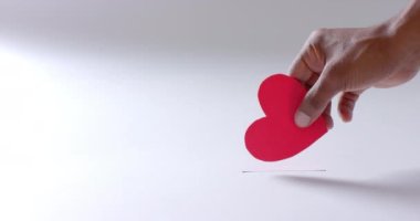 Çift ırklı adamın eli yuvaya kan damlatıyor, boşluğu kopyalıyor, ağır çekim. Kan bağışı, kan bankası, ilaç ve sağlık hizmetleri.