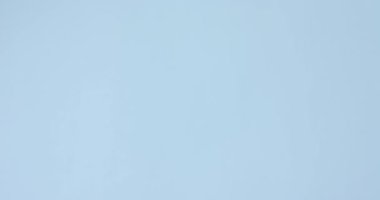 Ellerinde tıbbi eldiven var. Mavi arka planda kan örneği tutuyor. Fotokopi alanı var. Kan sağlığı teşhisi ve kan bağışı.