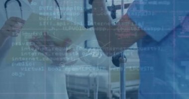 Hastanedeki çeşitli doktorların hastaları tedavi etmesi üzerine bağlı ikonların canlandırılması, programlama dili. Dijital bileşik, çoklu maruz kalma, iletişim, kodlama, tıbbi ve sağlık konsepti.