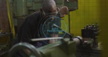 Afro-Amerikan mekanik işletim makineleri üzerinde daireler olan veri koruma metninin animasyonu. Dijital bileşik, çoklu pozlama, güvenlik, veritabanı, oto tamir ve imalat.
