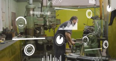 Garajdaki Kafkas mekanik işletim makinelerinin üzerine birden fazla grafik ve çubuk yüklemesi. Dijital bileşik, çoklu pozlama, büyüme, rapor, imalat ve oto tamirhanesi konsepti.