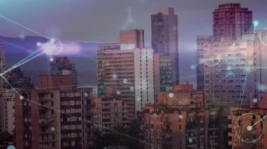 Şehir manzarasının havadan görüntüsüne karşı bağlantı ağının ve mavi ışık yollarının animasyonu. Küresel ağ ve iş teknolojisi kavramı