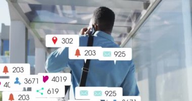 Havaalanında akıllı telefon kullanan Afro-Amerikan iş adamlarının sosyal medya simgelerinin canlandırılması. Dijital olarak oluşturulmuş küresel sosyal medya ağı, iş, hesaplama ve veri işleme kavramı.