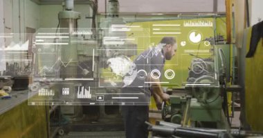 Garajdaki Kafkas mekanik işletim makinelerinin üzerinde hareket eden bilgi arayüzü animasyonu. Dijital bileşik, çoklu pozlama, veritabanı, ekipman, imalat ve otomobil tamirhanesi.