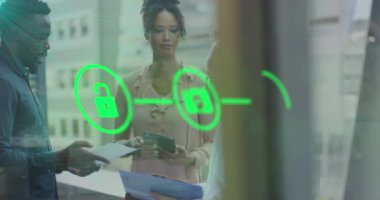 Ofiste raporları tartışan farklı iş arkadaşlarının çizgileriyle bağlantılı simgelerin canlandırılması. Dijital bileşik, çoklu pozlama, iletişim, planlama, fikirler, takım çalışması ve teknoloji kavramı.