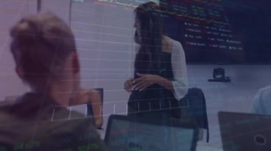 Ofiste sunum yapan melez bir kadının borsa veri işleme animasyonu. Küresel ekonomi ve iş teknolojisi kavramı