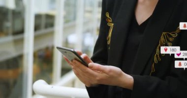 Kafkas kadınının orta kesiminde cep telefonu kullanarak numara değiştiren mesaj simgelerinin canlandırılması. Dijital bileşik, çoklu pozlama, sosyal medya, ofis, bilgilendirme ve teknoloji kavramı.