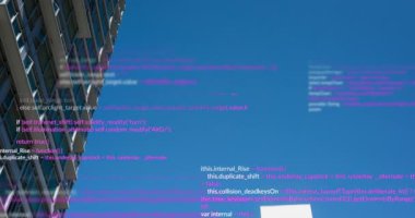 Mavi gökyüzüne karşı yüksek binaların üzerinde veri işleme animasyonu. Bilgisayar arayüzü ve iş teknolojisi kavramı