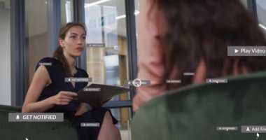 Sosyal medya simgelerinin ve numaraların Beyaz İş Kadını 'nın ofisinde canlandırılması. Dijital olarak oluşturulmuş küresel sosyal medya ağı, iş, hesaplama ve veri işleme kavramı.