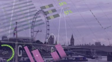 Şehir manzarası üzerindeki istatistik ve finansal veri işleme animasyonları. Küresel bulut hesaplama ve veri işleme kavramı dijital olarak oluşturulmuş video.