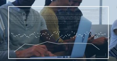 Grafiklerin animasyonu, çubukların yüklenmesi, çeşitli iş arkadaşlarının ofiste dizüstü bilgisayar kullanarak fikirleri paylaşmaları üzerine veriler. Dijital bileşik, çoklu pozlama, rapor, iş dünyası, takım çalışması, planlama ve teknoloji kavramı.