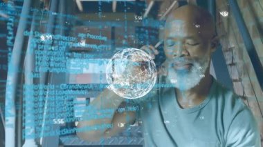 Dünya çapında bilgisayar dili ve numaraların animasyonu, cep telefonuyla konuşan Afrikalı Amerikalı bir adam. Dijital bileşik, çoklu pozlama, ofis, küreselleşme, kodlama, iletişim, teknoloji.