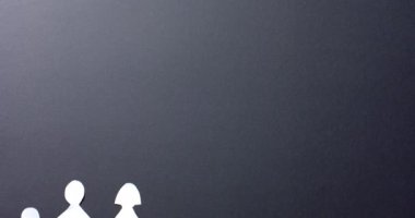 Gri arkaplan ve kopya alanı olan beyaz kağıttan yapılmış kedisi olan aile yakınları. Topluluk, küresel, insanlar ve sanat.