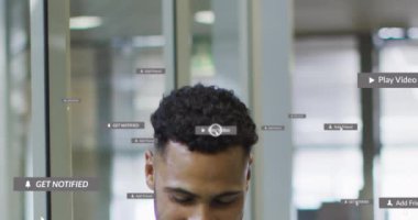 Sosyal medya simgelerinin ve numaraların çift ırklı işadamı tarafından canlandırılması. Dijital olarak oluşturulmuş küresel sosyal medya ağı, iş, hesaplama ve veri işleme kavramı.