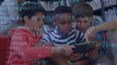 Kütüphanede tablet kullanan çeşitli okul çocukları üzerinde veri işleme ve ışık noktalarının animasyonu. Küresel eğitim ve dijital arayüz kavramı dijital olarak oluşturulmuş video.