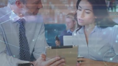 Ofisteki çeşitli iş adamlarıyla olan bağlantıların animasyonu. Küresel iş, bağlantılar, hesaplama ve veri işleme kavramı dijital olarak oluşturulmuş video.