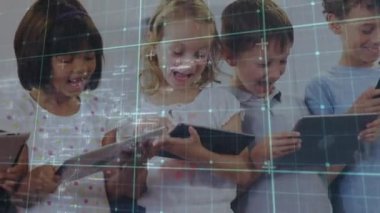 Tablet kullanarak mutlu okul çocukları üzerinde hareket eden karelerin animasyonu. Küresel eğitim ve dijital arayüz kavramı dijital olarak oluşturulmuş video.