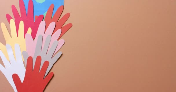 Ellerinizi Kapayın Kahverengi Arkaplanda Fotokopi Alanı Olan Renkli Kağıtlardan Yapılmış — Stok video
