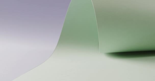Detailní Záběr Světle Zeleného Svinutého Papíru Modrém Pozadí Kopírovacím Prostorem — Stock video