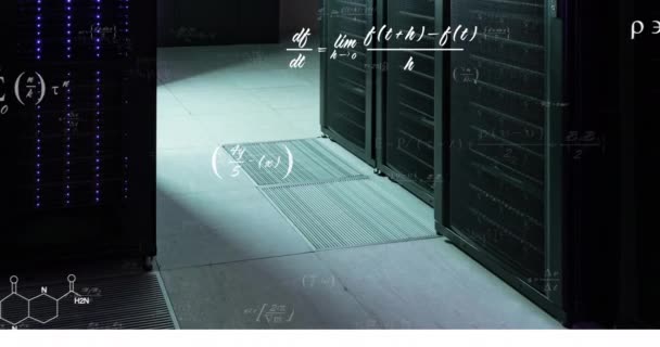 背景中的数学方程和图表的动画与服务器室的对比 数字合成 多重曝光 解决方案 技术和网络服务器概念 — 图库视频影像