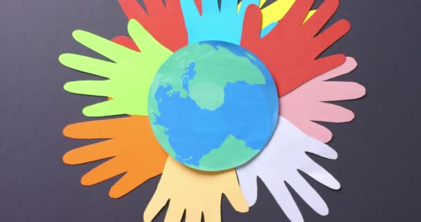 Gri Arkaplanda Fotokopi Alanı Olan Renkli Kağıtlardan Yapılmış Küreyle Ellerinizi — Stok video