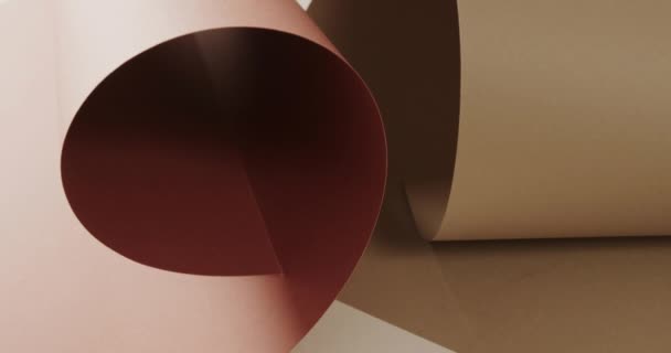 Крупним Планом Два Відтінки Коричневих Рулонних Паперів Білому Тлі Копіювальним — стокове відео