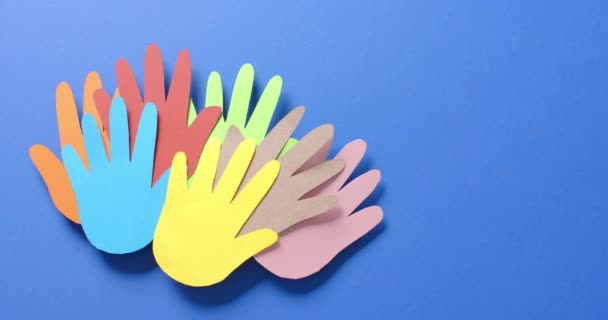 Close Mãos Conjunto Feito Papel Colorido Sobre Fundo Azul Com — Vídeo de Stock
