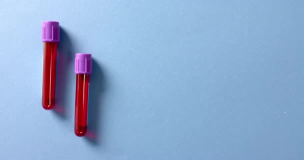 Zbliżenie Próbek Krwi Niebieskim Tle Przestrzenią Kopiowania Zwolnione Tempo Diagnostyka — Wideo stockowe